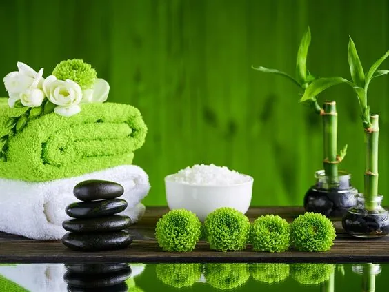 Masszázskövek és törölközők relaxáló környezetben